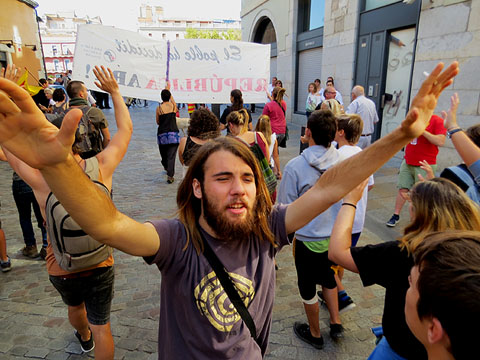 La manifestaci&oacute; a la pujada del Pont de Pedra