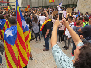 Manifestaci&oacute; 'Els col&middot;legis, sempre nostres!' davant la seu de la Generalitat de Catalunya