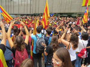 Manifestaci&oacute; 'Els col&middot;legis, sempre nostres!' davant la seu de la Generalitat de Catalunya