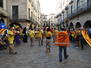Marat&oacute; per la democr&agrave;cia. Cercavila dels gegants i capgrossos de Girona