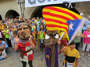 Marat&oacute; per la democr&agrave;cia. Cercavila dels gegants i capgrossos de Girona