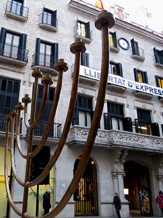 El canelobre instal&middot;lat a la pla&ccedil;a del Vi