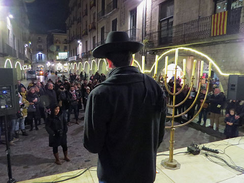 El Rab&iacute; Abraham Rosemberg, durant l'encesa dels llums