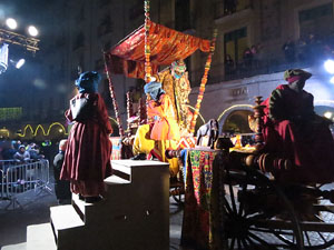 La Cavalcada de Reis 2018. Arribada del seguici a la pla&ccedil;a del Vi