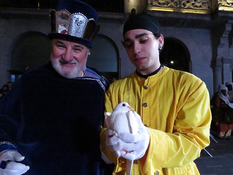La Cavalcada de Reis 2018. Rebuda del seguici a la pla&ccedil;a del Vi