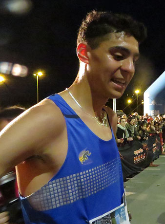 Annas Mahboub, del A.A. Palam&oacute;s, vencedor absolut de la cursa amb un temps de 14:36, a la seva arribada a la meta