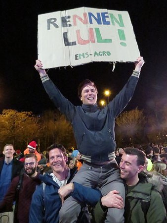 Amics de Gertjan Wassink, celebrant a la meta la seva segona posici&oacute;