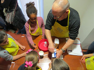 Nadal 2017. Taller de sufganiot, bunyols de Hanukk&agrave;, al Museu d'Hist&ograve;ria dels Jueus