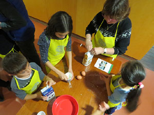 Nadal 2017. Taller de sufganiot, bunyols de Hanukk&agrave;, al Museu d'Hist&ograve;ria dels Jueus