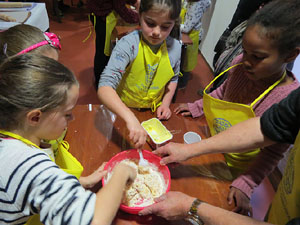 Nadal 2017. Taller de sufganiot, bunyols de Hanukk&agrave;, al Museu d'Hist&ograve;ria dels Jueus