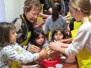 Nadal 2017. Taller de sufganiot, bunyols de Hanukk&agrave;, al Museu d'Hist&ograve;ria dels Jueus