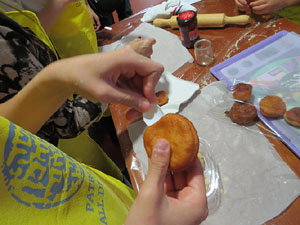 Nadal 2017. Taller de sufganiot, bunyols de Hanukk&agrave;, al Museu d'Hist&ograve;ria dels Jueus