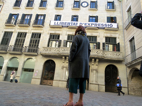 Retirada de pancarta 'Llibertat presos pol&iacute;tics' de la fa&ccedil;ana de l'Ajuntament de Girona