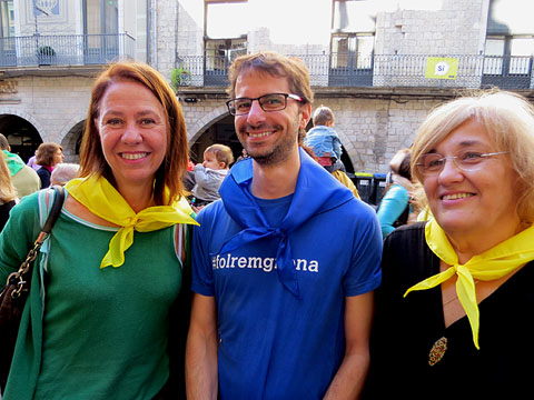 L'alcaldessa de Girona, Marta Madrenas, Sergi Font, president d'&Ograve;mnium a Girona, i la regidora Eva Palau