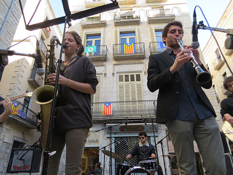 Actuaci&oacute; de la formaci&oacute; de l'Escola Municipal de M&uacute;sica Moderna de Girona a la pla&ccedil;a del Vi