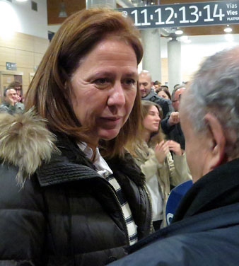 L'alcaldessa de Girona, Marta Madrenas, atenent els mitjans de comunicaci&oacute; a l'estaci&oacute; del TGV