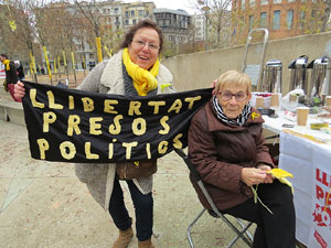 Teixint llibertats. Acci&oacute; dins de la campanya per reclamar la llibertat dels presos pol&iacute;tics a la pla&ccedil;a de la Constituci&oacute;