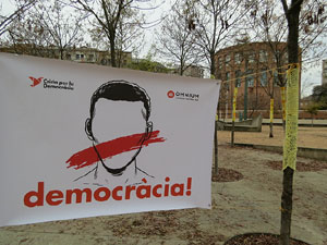 Teixint llibertats. Acci&oacute; dins de la campanya per reclamar la llibertat dels presos pol&iacute;tics a la pla&ccedil;a de la Constituci&oacute;