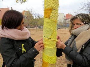 Teixint llibertats. Acci&oacute; dins de la campanya per reclamar la llibertat dels presos pol&iacute;tics a la pla&ccedil;a de la Constituci&oacute;