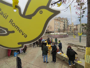 Teixint llibertats. Acci&oacute; dins de la campanya per reclamar la llibertat dels presos pol&iacute;tics a la pla&ccedil;a de la Constituci&oacute;