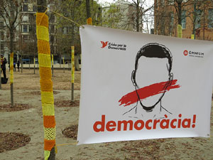 Teixint llibertats. Acci&oacute; dins de la campanya per reclamar la llibertat dels presos pol&iacute;tics a la pla&ccedil;a de la Constituci&oacute;