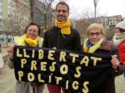 Voluntaris de l'acci&oacute; amb un cartell teixit