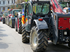 Marxa pagesa. Concentraci&oacute; de 500 tractors als carrers de Girona