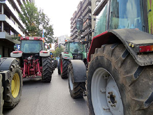 Marxa pagesa. Concentraci&oacute; de 500 tractors als carrers de Girona