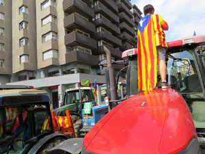 Marxa pagesa. Concentraci&oacute; de 500 tractors als carrers de Girona
