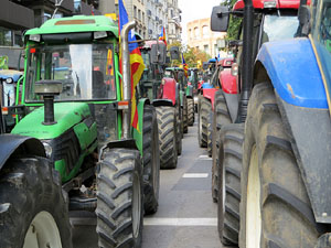 Marxa pagesa. Concentraci&oacute; de 500 tractors als carrers de Girona