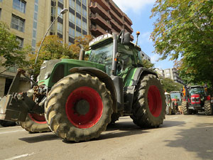 Marxa pagesa. Concentraci&oacute; de 500 tractors als carrers de Girona