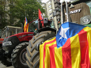 Marxa pagesa. Concentraci&oacute; de 500 tractors als carrers de Girona