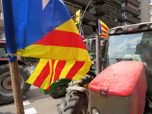 Marxa pagesa. Concentraci&oacute; de 500 tractors als carrers de Girona