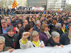 Concentraci&oacute; 'Puigdemont President' davant la Subdelegaci&oacute; del Govern a Jaume I