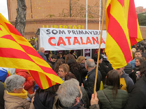 Concentraci&oacute; 'Puigdemont President' davant la Subdelegaci&oacute; del Govern a Jaume I