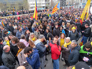 Concentraci&oacute; 'Puigdemont President' davant la Subdelegaci&oacute; del Govern a Jaume I