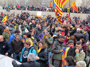 Concentraci&oacute; 'Puigdemont President' davant la Subdelegaci&oacute; del Govern a Jaume I