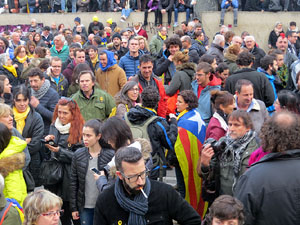 Concentraci&oacute; 'Puigdemont President' davant la Subdelegaci&oacute; del Govern a Jaume I