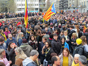 Concentraci&oacute; 'Puigdemont President' davant la Subdelegaci&oacute; del Govern a Jaume I
