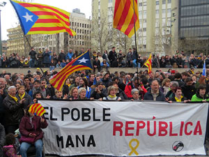 Concentraci&oacute; 'Puigdemont President' davant la Subdelegaci&oacute; del Govern a Jaume I
