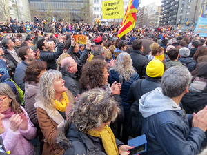 Concentraci&oacute; 'Puigdemont President' davant la Subdelegaci&oacute; del Govern a Jaume I