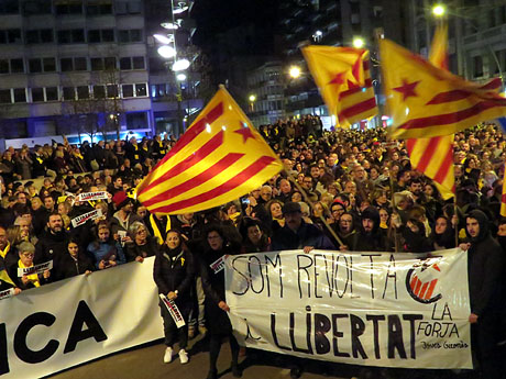 Concentraci&oacute; per la llibertat dels presos pol&iacute;tics davant la Subdelegaci&oacute; del Govern a Jaume I
