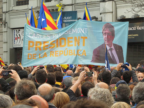Concentraci&oacute; per la llibertat dels presos pol&iacute;tics davant la Subdelegaci&oacute; del Govern a Jaume I