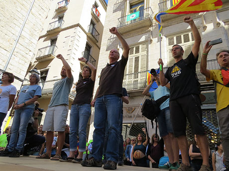 Diada Nacional 2017. Concentraci&oacute; a la pla&ccedil;a del Vi, lectura del manifest i cant de Els Segadors