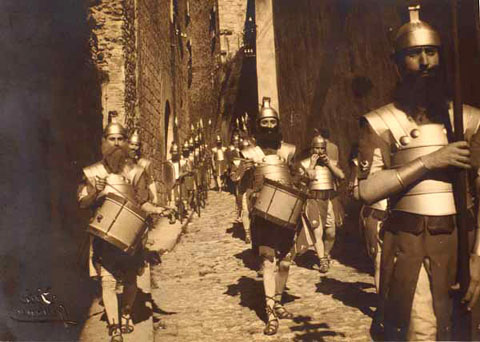 Manaies encap&ccedil;alant la process&oacute; de Setmana Santa al carrer dels Alemanys, 1941