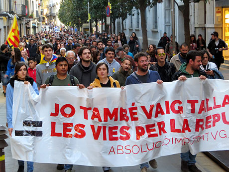 Manifestaci&oacute; 'Jo tamb&eacute; vaig tallar les vies' de la pla&ccedil;a del Vi a l'estaci&oacute; de RENFE