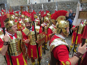Setmana Santa 2018 a Girona. Sortida dels Manaies per lliurar el Pen&oacute;