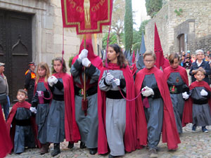 Setmana Santa 2018 a Girona. Sortida dels Manaies per lliurar el Pen&oacute;