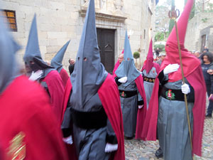 Setmana Santa 2018 a Girona. Sortida dels Manaies per lliurar el Pen&oacute;