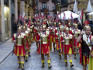 Setmana Santa 2018 a Girona. Sortida dels Manaies per lliurar el Pen&oacute;
